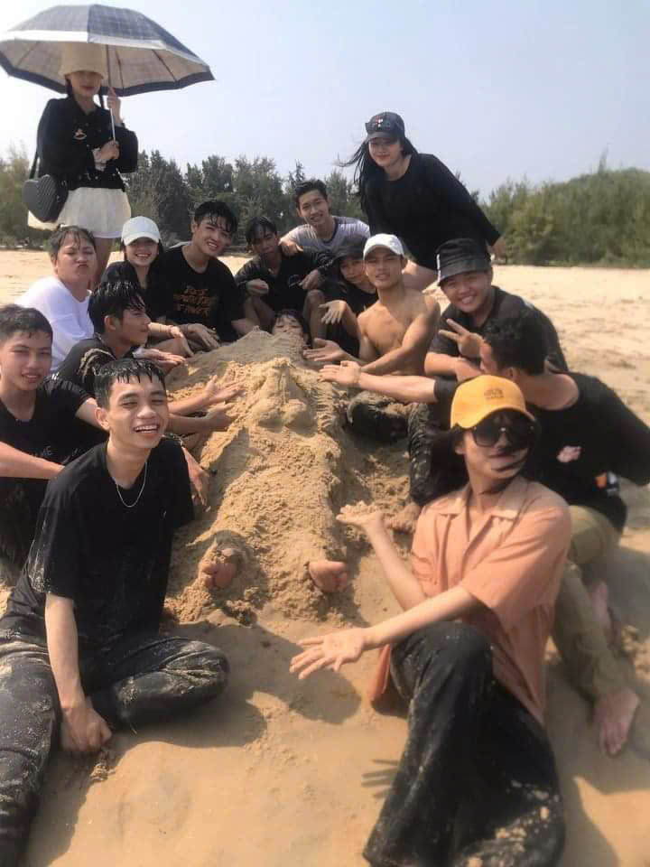 Hồ Tràm với bạn bè