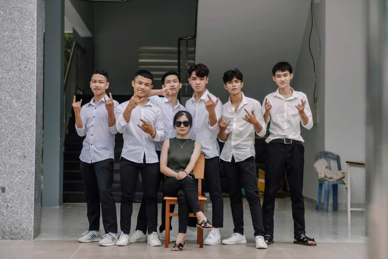 Với bạn bè 2