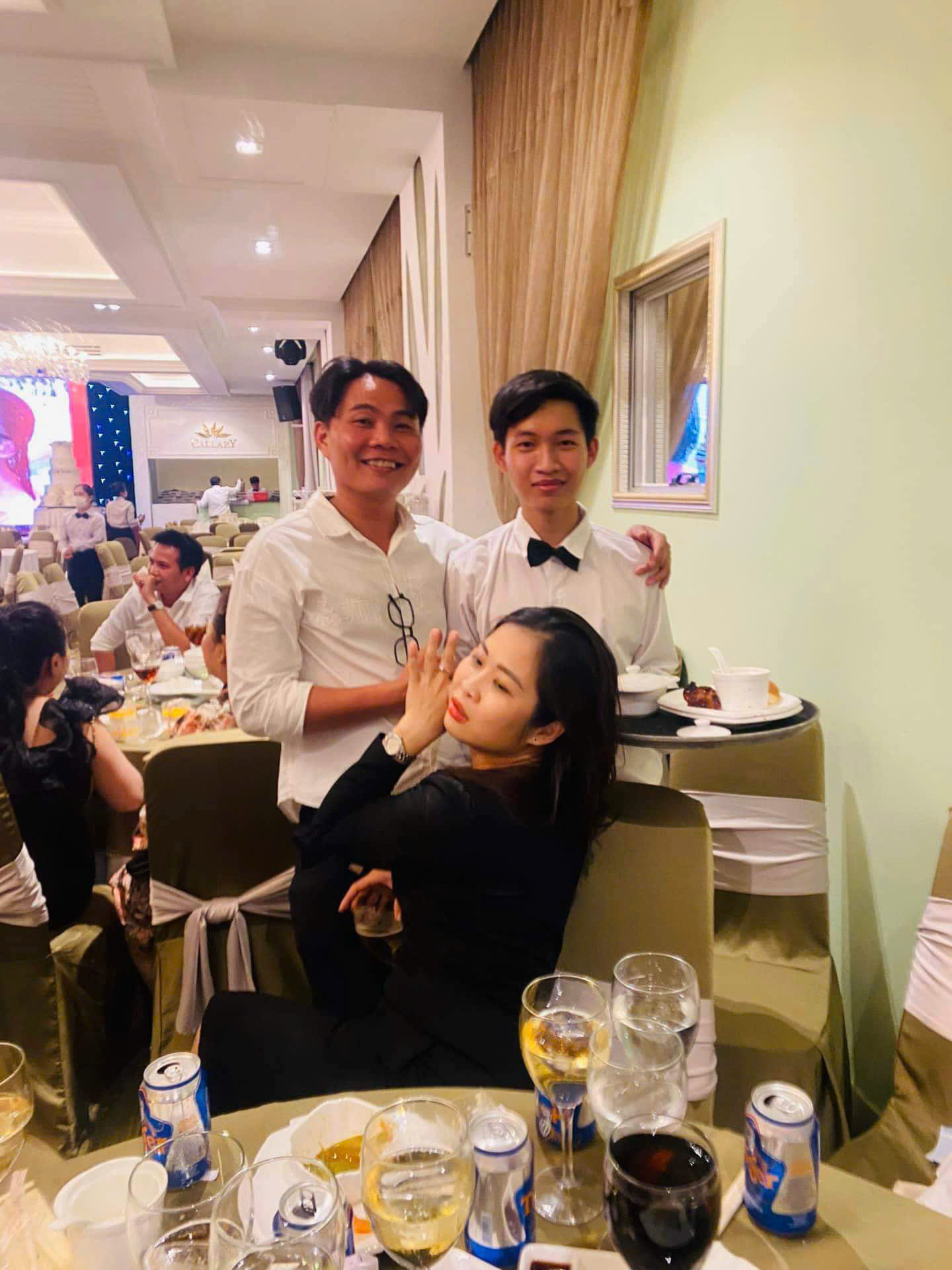 Làm nhân viên phục vụ